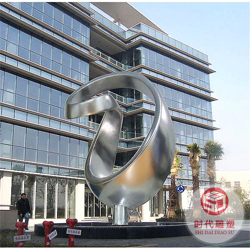 大型不銹鋼雕塑定制戶外園林月亮鹿鏤空球小魚圓環(huán)景觀雕塑大擺件