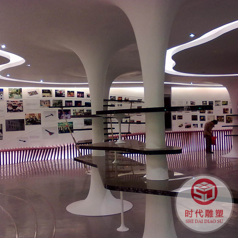 戶(hù)外玻璃鋼卡通人物雕塑定制商業(yè)街美陳裝飾卡通公仔大型落地?cái)[件